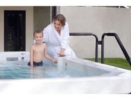 Modern Jacuzzi Outdoor | Bullfrog Spas